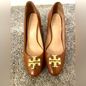 Womens Tory Burch Brown Wedge Leather Gold Logo, Size 7.5